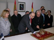 Medrano Entrega Las Coronas Al Obispo De Segovia