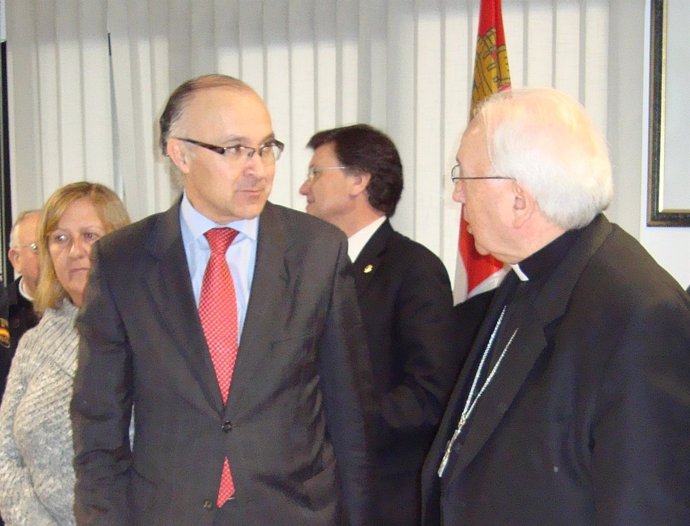 Ruiz Medrano Conversa Con El Obispo De Segovia