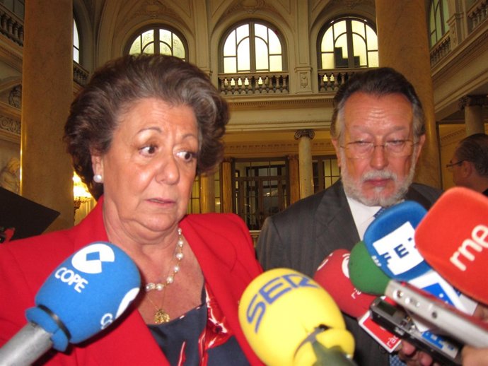 Barberá Junto Al Vicealcalde, Alfonso Grau, Atendiendo A Los Periodistas