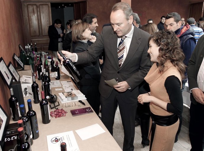 Fabra Entrega Placas De Adhesión De La Marca 'Parcs Naturals'