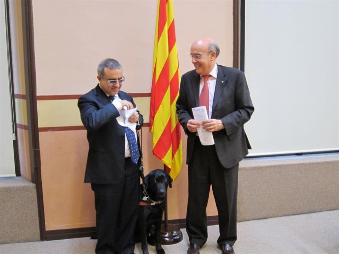 El Conseller B.Ruiz Y El Diputado Ciego En El Parlament J.M.Llop