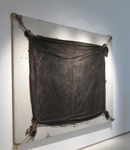 Una De Las Obras Expuestas En 'Dual-Es. Tàpies Contra Tàpies'