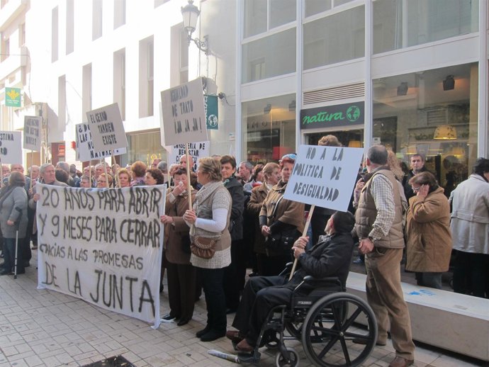 Manifestación De Los Vecinos De El Cerro Ante Igualdad Por El Geriátrico