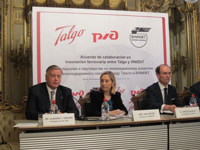 La Ministra De Fomento Con Los Presidentes De Talgo Y Ferrocarriles Rusos RZD