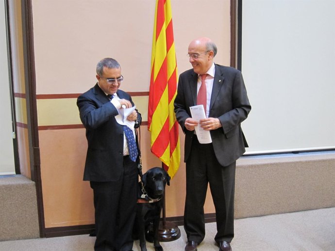 El Conseller B.Ruiz Y El Diputado Ciego En El Parlament J.M.Llop