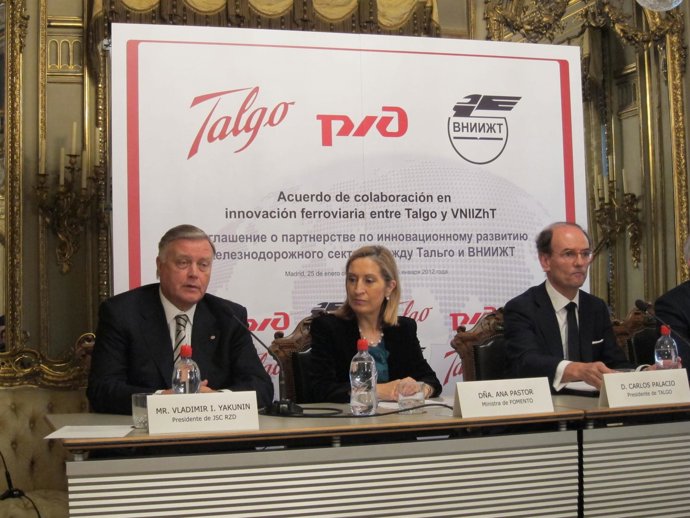 La Ministra De Fomento Con Los Presidentes De Talgo Y Ferrocarriles Rusos RZD