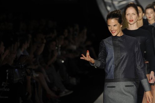 Alessandra Ambrosio Desfilando En La Semana De La Moda De Sao Paulo