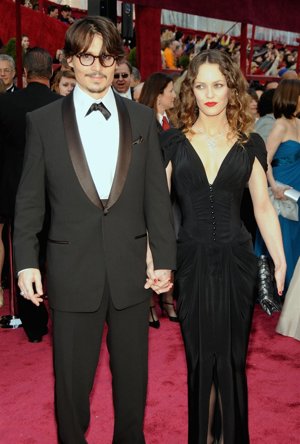 El Actor Johnny Depp Junto A Su Pareja Vanessa Paradis En Una Alfombra Roja
