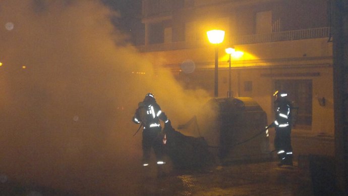 Bomberos Apagan Un Incendio En Un Contenedor En Cantabria 