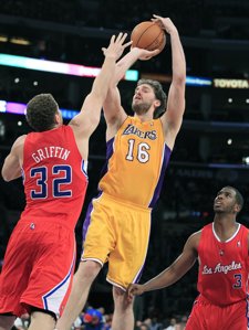 Pau Gasol Lanza Ante Griffin Y Paul, De Clippers