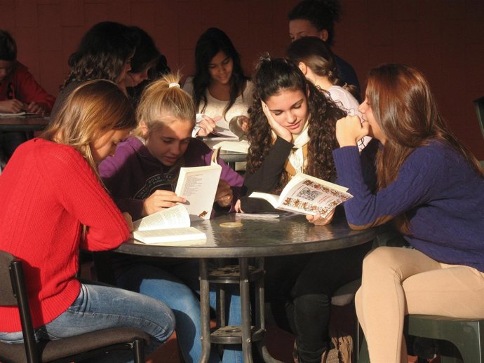 Imagen De Dos Alumnos Del Liceo