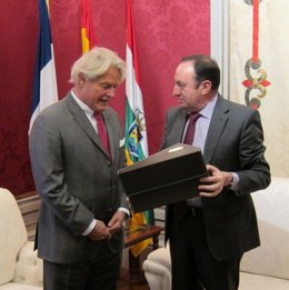 Embajador De Francia En España Bruno Delaye Y El Presidente La Rioja Pedro Sanz