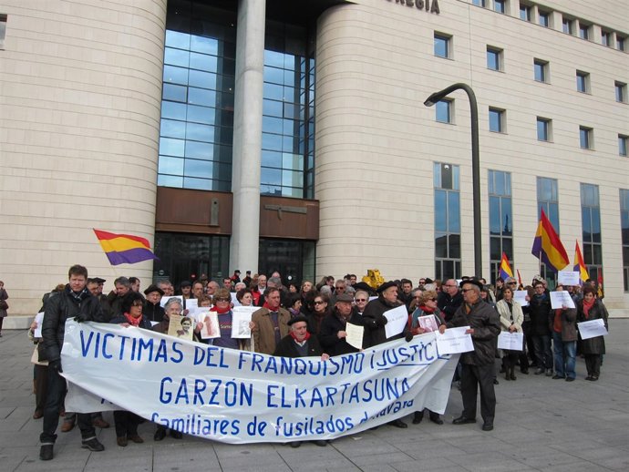 Concentración Contra El Juicio A Garzón Por Investigar El Franquismo.