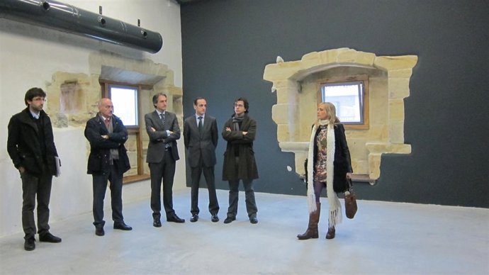 Las Autoridades Atienden La Explicación De La Arquitecta Municipal