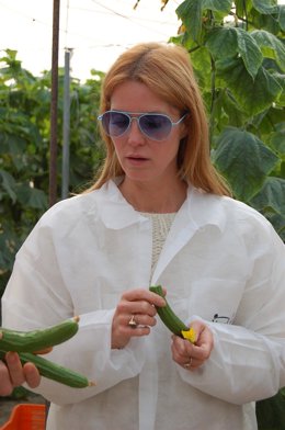 La Actriz Alemana Esther Scheweins En Un Invernadero