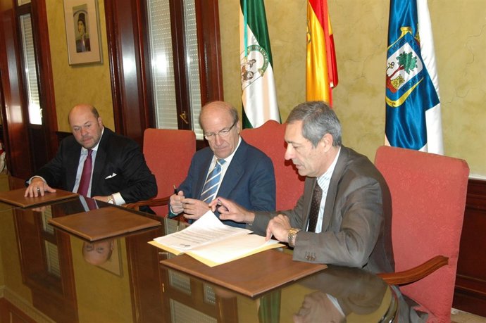 El Alcalde De Huelva Firma La Escritura Pública De La Compraventa Del Recreativo