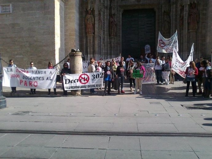Imagen De La Concentración Contra El Decreto 302 De Este Jueves En Sevilla