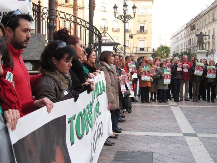 La Madre De Los Menores, Junto A Su Hermano, En Una Concentración. 