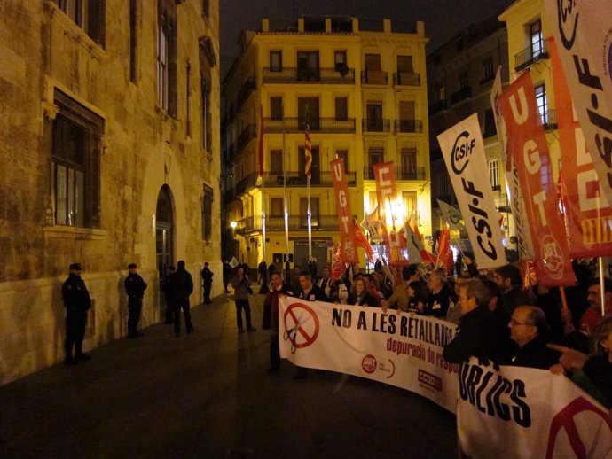 Manifestación Contra Los Recortes Frente Al Palau De La Generalitat