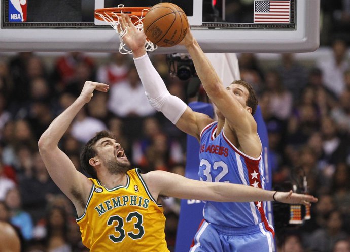 Marc Gasol Pelea Un Balón Con Blake Griffin En El Grizzlies-Clippers