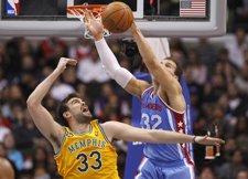 Marc Gasol Pelea Un Balón Con Blake Griffin En El Grizzlies-Clippers