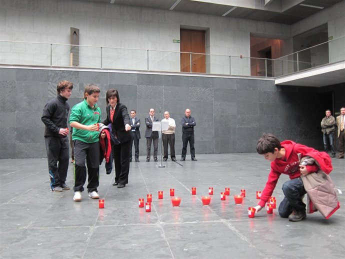 El Parlamento De Navarra Recuerda A Las Víctimas Del Holocausto.