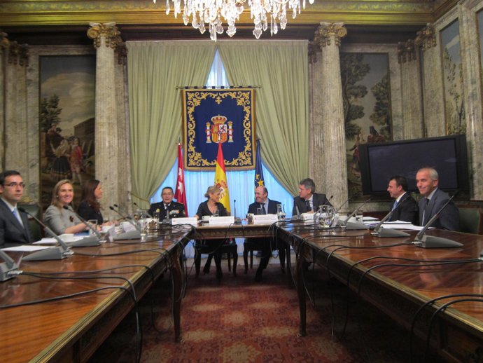 Cristina Cifuentes Y Antonio De Guindos Se Reúnen En La Delegación