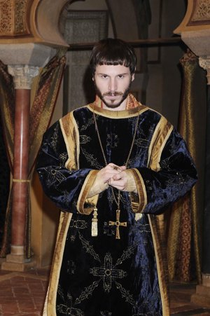 El Actor Rubén Ochandiano Caracterizado Como El Arzobispo Oliva De 'Toledo'