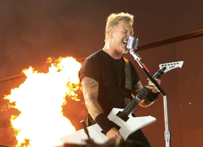 James Hetfield, Cantante Y Guitarrista De Mettalica Durante Un Concierto