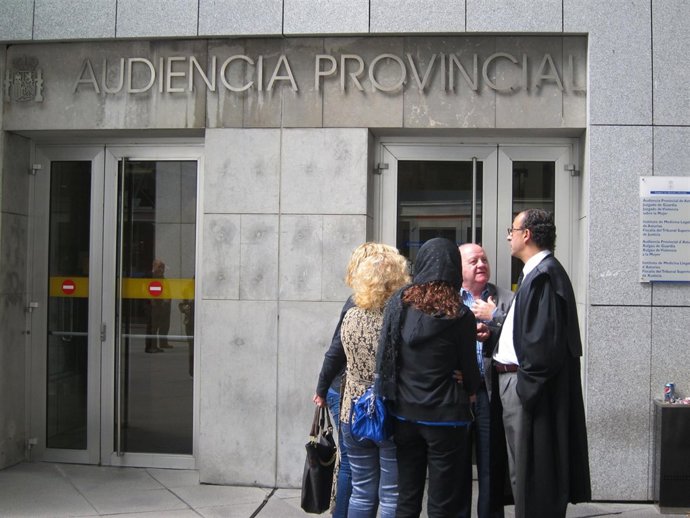 El Abogado Defensor Conversa Con Familiares Del Acusado Del Crimen De Siero