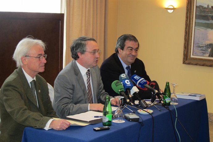 Francisco Álvarez-Cascos, A La Derecha, En La Presentación De Su Libro