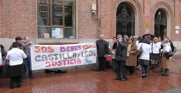 Manifestación De La Asociación SOS Niños Robados De Castilla Y León