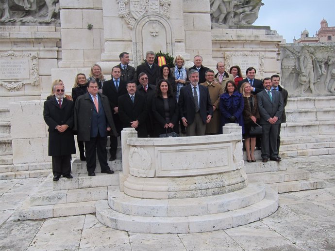 Posada Junto A Concejales Y Diputados En El Monumento A Las Cortes