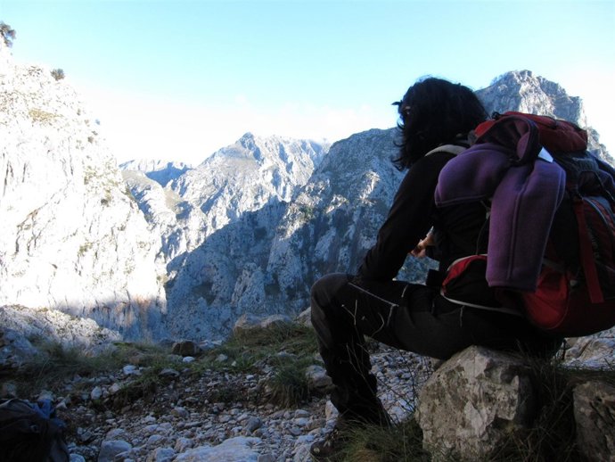 Una Montañera Descansa En La Subida A Tresviso (Picos De Europa)
