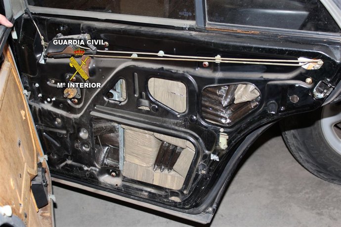 Droga Intervenida Por La Guardia Civil En El Interior De Un Camión Grúa