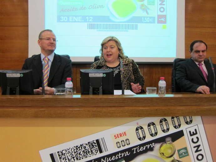 Aguilera Junto Al Director Territorial De ONCE