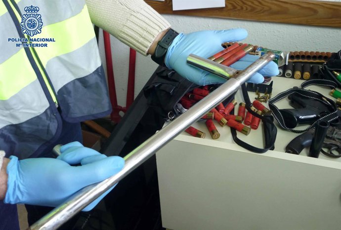 Un Agente Muestra El Arma Artesanal Usada Por El Detenido