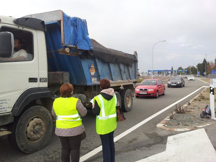 Trabajadores De La Mancomunidad Del Bajo Guadalquivir  En La Salida Del Peaje