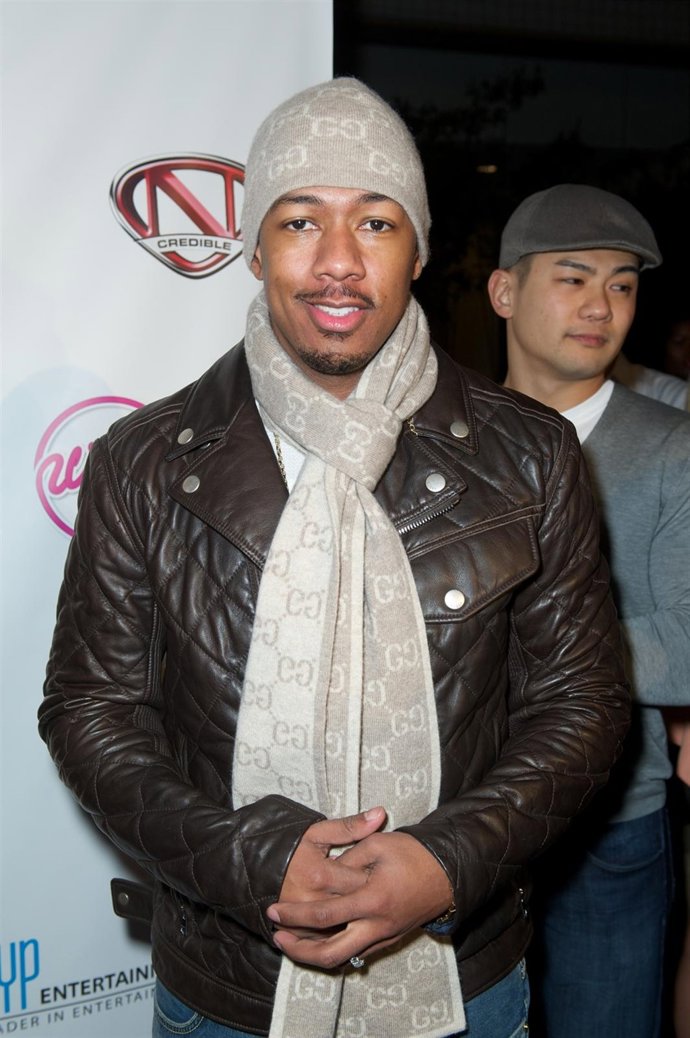 Posado De Nick Cannon Con Gorro Y Bufanda 