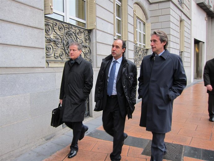 Presidente Gobierno Cantabria Se Entrevista Con Directivos De Teka