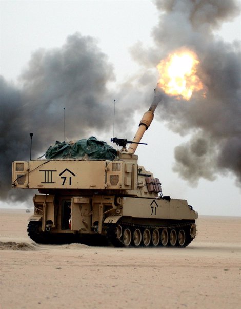 Ejército De EE.UU Lanza Un Proyectil En El Desierto De Kuwait