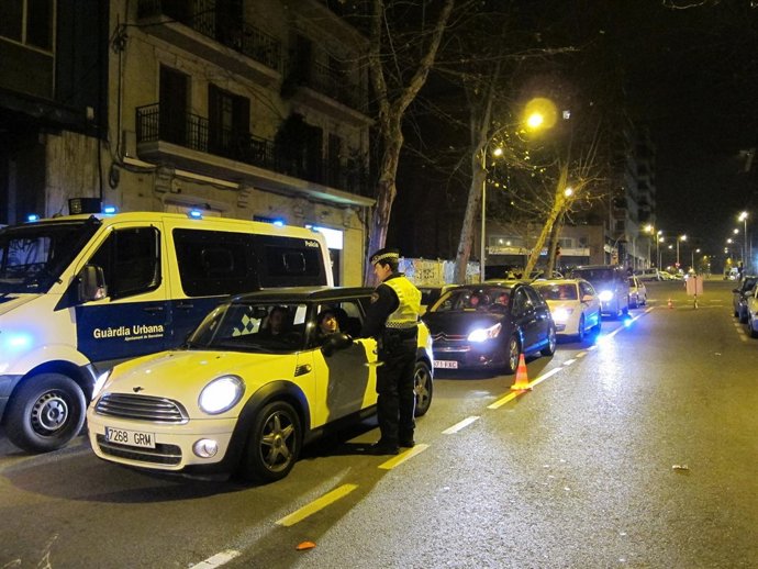 Macrocontrol Policial En La Zona De Discotecas De Marina En Barcelona