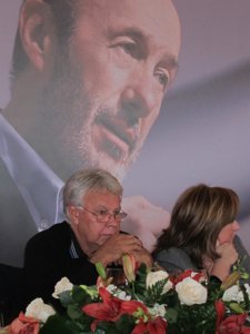 Felipe González Bajo La Imagen De Rubalcaba Durante un Acto En Córdoba