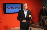 Rubalcaba aspira a "convencer" a los delegados del PSC pese a ser el partido de Chacón