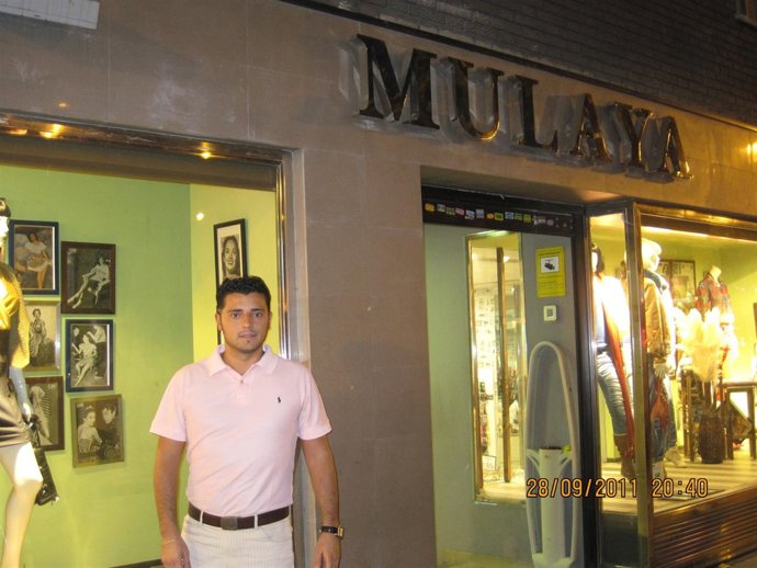 Gonzalo López Gándara En Un Comercio Textil