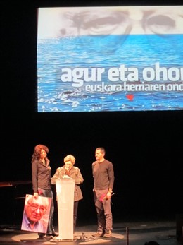 Familiares De 'Txillardegi' En El Homenaje.