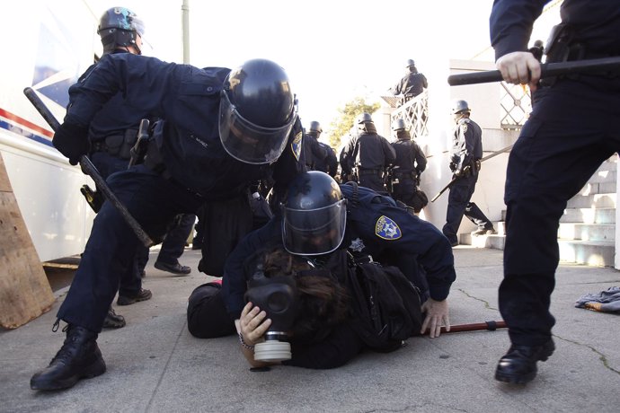 Arresto De Un Manifestante De Occupy Oakland, En EEUU