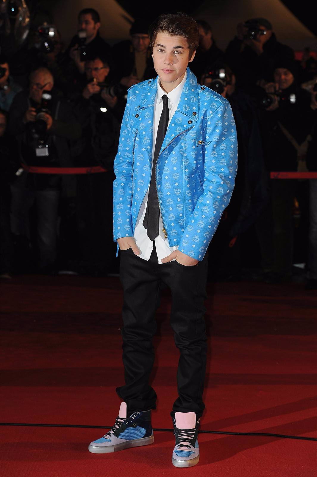 Justin Bieber Cambio De Look Con Chaqueta Color Pitufo