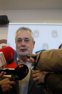 Griñán cree que la suspensión de los incentivos a las renovables es una "amenaza terrible" para Andalucía