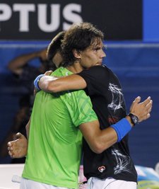 Nadal Abraza A Djokovic Tras La Final En Australia 2012